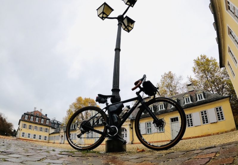 Fahrrad an Laterne in Hanau Wilhelmsbad