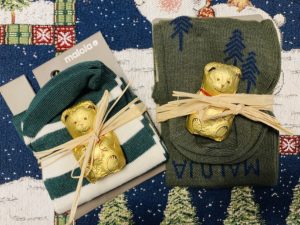 Maloja Socken mit Lindt Weihnachtsschokolade