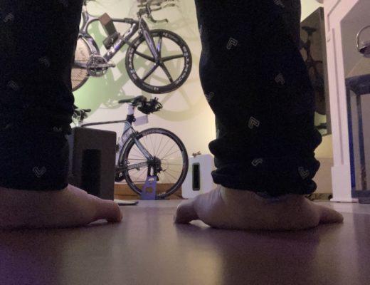 Fahrräder im Hintergrund bei Yoga auf der Matte