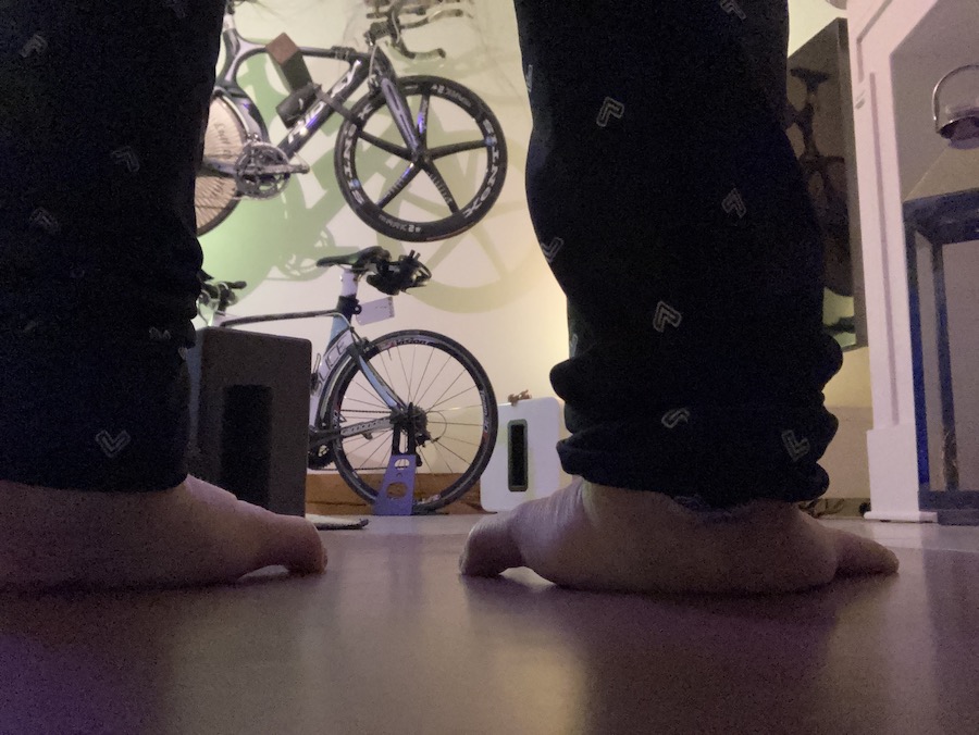 Fahrräder im Hintergrund bei Yoga auf der Matte