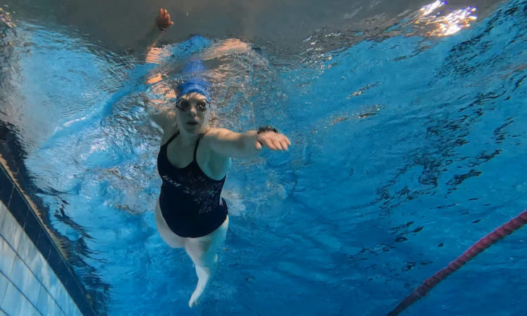 Schwimmer im Becken beim Kraularmzug unter Wasser