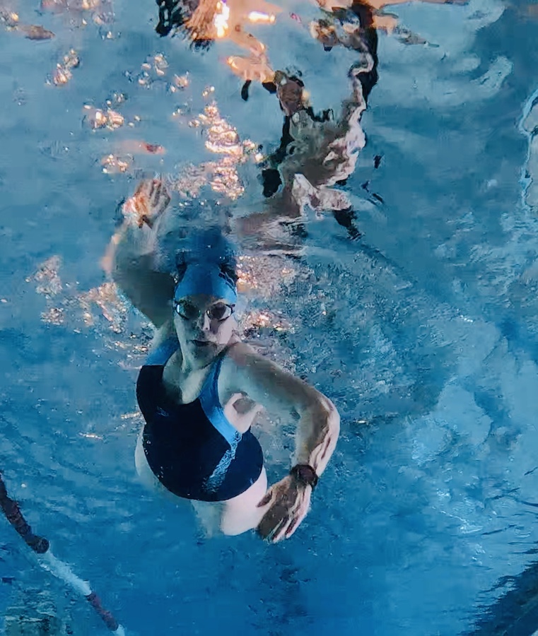 Kraularmzug unter Wasser fotografiert