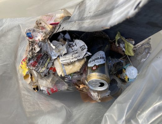 Blick in einen Müllsack mit gesammeltem Müll von der Strasse